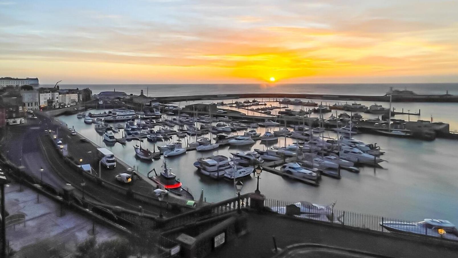 Luxury Harbour View By Adliv Apartamento